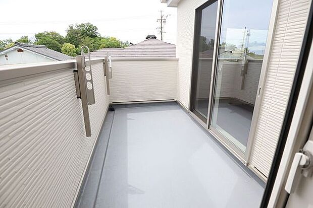 ◇バルコニー◇ 同仕様南向きバルコニー♪陽当たりが良く洗濯物が良く乾きそうです♪便利な洗濯金物が付いています。