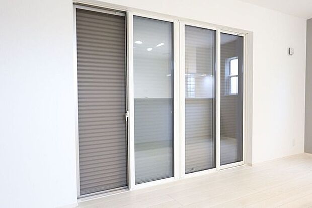 シャッター雨戸 同仕様開閉に力が要らないシャッターを採用しています♪外出時や旅行時の防犯、台風など雨風の強い日にも安心ですね♪