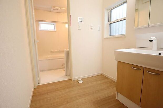 ◇洗面所◇ 同仕様シャワー付き洗面化粧台♪三面鏡付で朝の身支度もラクラクです♪