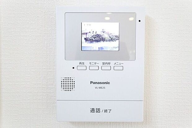 カラーモニター付インターホン　同仕様不在時の訪問は自動で録画されます。訪問者の顔が確認できるのでお子様の留守番にも安心です♪