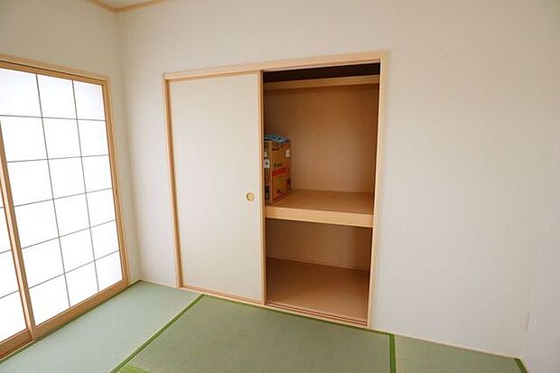 ◇タタミコーナー収納◇　同仕様来客用の布団などもスッキリ収納することができますね♪