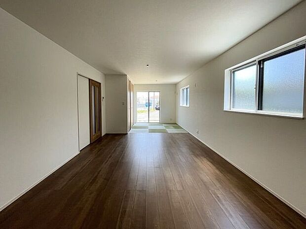 ◇リビング◇　同仕様南面を広く取ったリビングは日当たり良好です♪一家団欒の時間が増えそうですね♪