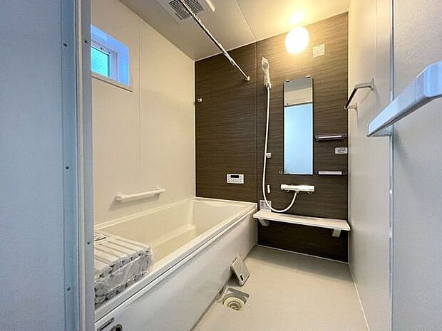 ◇浴室◇　同仕様一坪サイズの浴室で足が伸ばせて快適です♪浴室暖房乾燥機付で、雨の日でも洗濯物が乾かせます♪