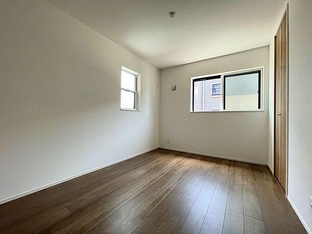 ◇洋室◇　同仕様2面採光のお部屋は明るく風通しが良いです♪収納もしっかり出来ますよ！