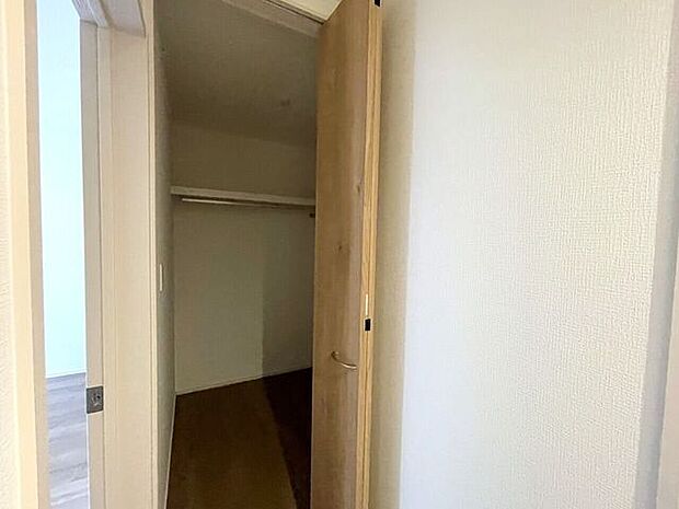 ◇ウォークインクローゼット◇　同仕様季節物のお洋服などしっかり収納できます♪旅行鞄などかさばる収納もすっきり片付きますね♪