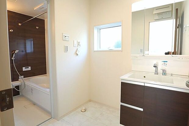 ◇洗面所◇ 同仕様シャワー付き洗面化粧台♪三面鏡付で朝の身支度もラクラクです♪