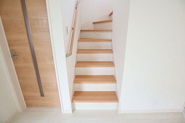 ◇リビング階段◇ 同仕様ご家族と自然と顔を合わせられるリビング階段仕様♪