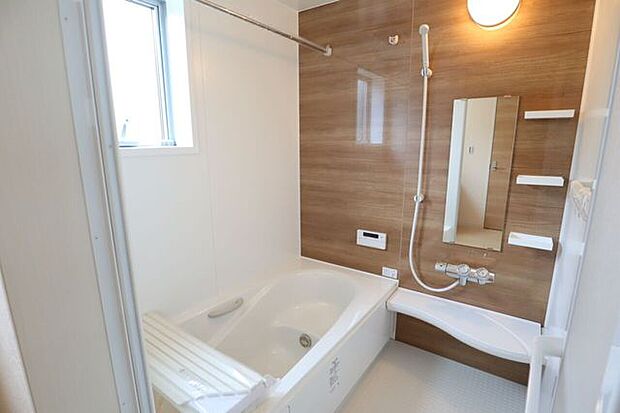 ◇浴室◇ 同仕様一坪サイズの浴室で足が伸ばせて快適です♪浴室暖房乾燥機付で、雨の日でも洗濯物が乾かせます♪