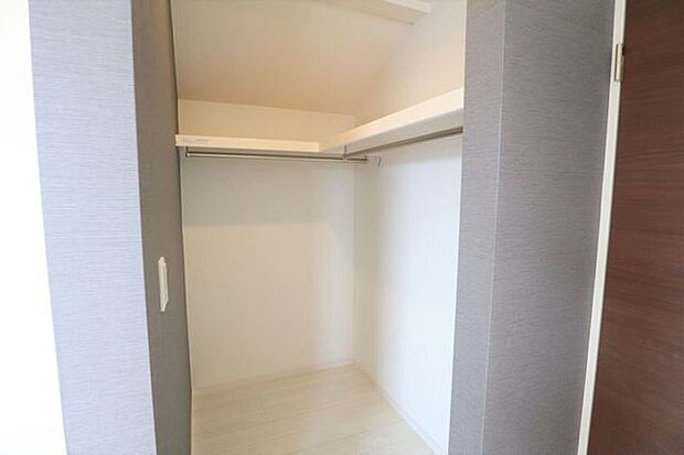◇ウォークインクローゼット◇ 同仕様季節物のお洋服などしっかり収納できます♪旅行鞄などかさばる収納もすっきり片付きますね♪