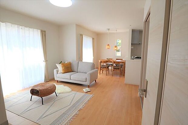 ◇リビング◇　同仕様南面を広く取ったリビングは日当たり良好です♪一家団欒の時間が増えそうですね♪