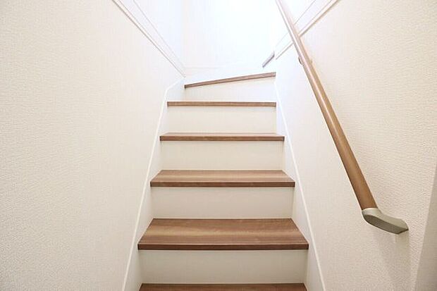 ◇階段◇　同仕様手すり付きの階段♪段差を緩やかに設計していますので、小さなお子様やご年配の方にも安心です♪