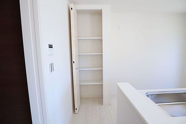 ◇パントリー◇  同仕様キッチン用品などもスッキリ片付くパントリー付き♪