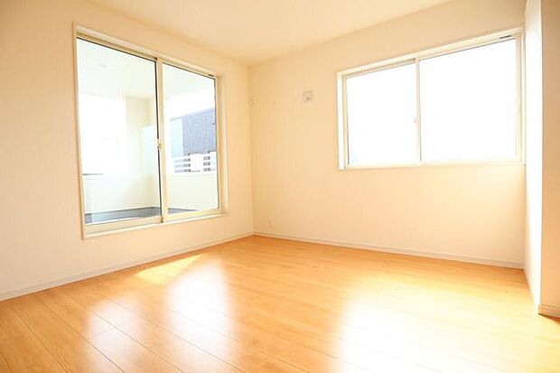 ◇洋室◇　同仕様2面採光のお部屋は明るく風通しが良いです♪収納もしっかり出来ますよ！