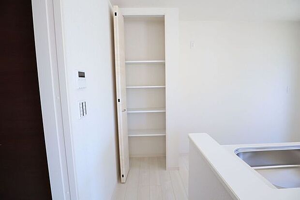 ◇パントリー◇  同仕様キッチン用品などもスッキリ片付くパントリー付き♪