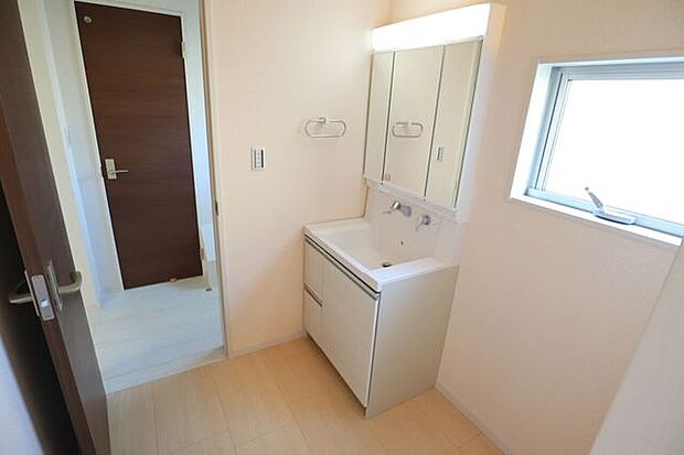 ◇洗面所◇　同仕様シャワー付き洗面化粧台♪三面鏡付で朝の身支度もラクラクです♪