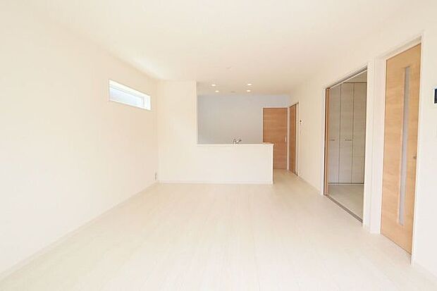 ◇リビング◇ 同仕様南面を広く取ったリビングは日当たり良好です♪一家団欒の時間が増えそうですね♪