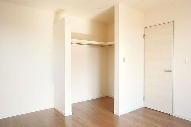 ◇ウォークインクローゼット◇ 同仕様季節物のお洋服などしっかり収納できます♪旅行鞄などかさばる収納もすっきり片付きますね♪