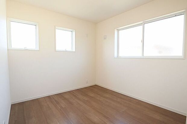 ◇洋室◇ 同仕様2面採光のお部屋は明るく風通しが良いです♪収納もしっかり出来ますよ!