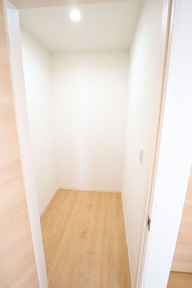 ◇納戸◇ 同仕様あまり使わないものなどの収納に便利です♪