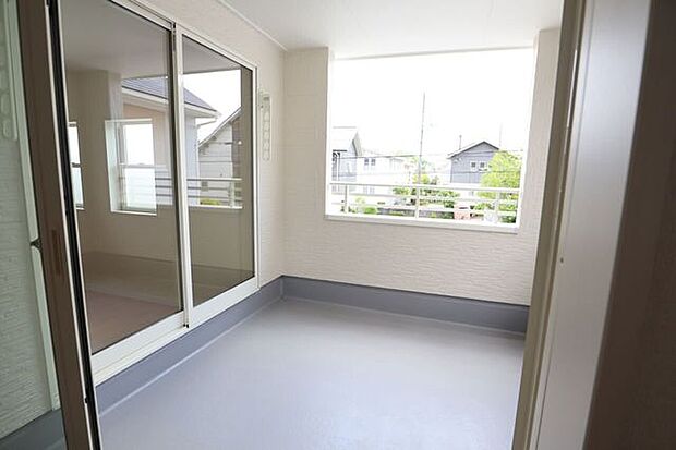 ◇バルコニー◇ 同仕様南向きバルコニー♪陽当たりが良く洗濯物が良く乾きそうです♪便利な洗濯金物が付いています。