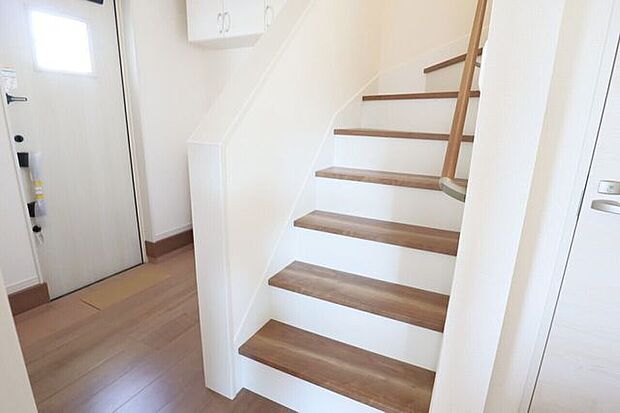 ◇階段◇ 同仕様手すり付きの階段♪段差を緩やかに設計していますので、小さなお子様やご年配の方にも安心です♪