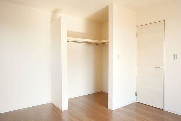 ◇ウォークインクローゼット◇ 同仕様季節物のお洋服などしっかり収納できます♪旅行鞄などかさばる収納もすっきり片付きますね♪