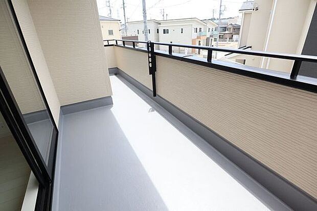 ◇バルコニー◇ 同仕様南向きバルコニー♪陽当たりが良く洗濯物が良く乾きそうです♪便利な洗濯金物が付いています。