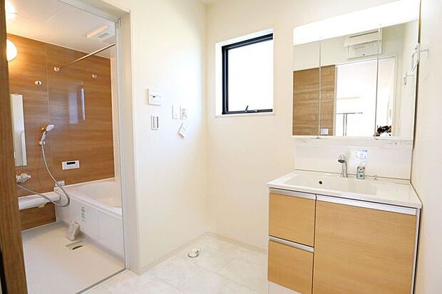 ◇洗面所◇ 同仕様シャワー付き洗面化粧台♪三面鏡付で朝の身支度もラクラクです♪