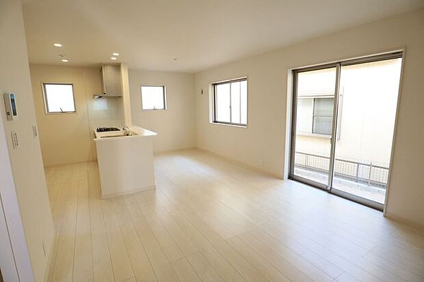 ◇リビング◇　同仕様南面を広く取ったリビングは日当たり良好です♪一家団欒の時間が増えそうですね♪