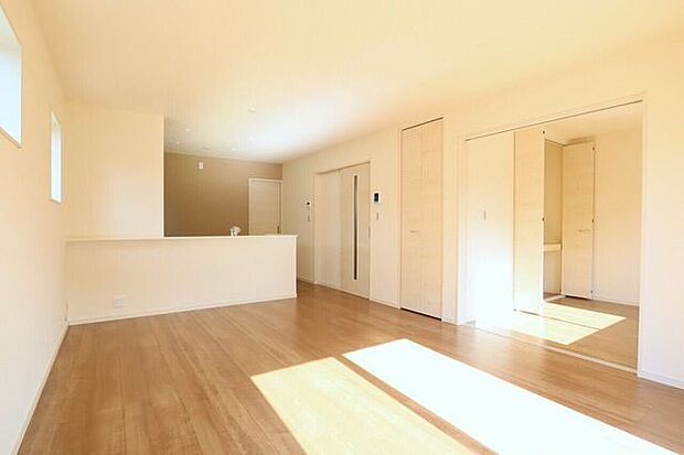 ◇リビング◇ 同仕様南面を広く取ったリビングは日当たり良好です♪一家団欒の時間が増えそうですね♪