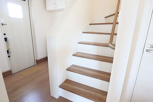 ◇階段◇ 同仕様手すり付きの階段♪段差を緩やかに設計していますので、小さなお子様やご年配の方にも安心です♪