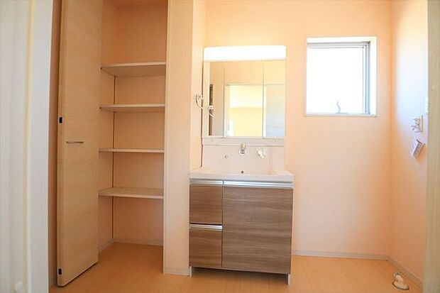 ◇洗面所◇ 同仕様シャワー付き洗面化粧台♪三面鏡付で朝の身支度もラクラクです♪