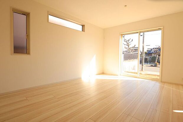 ◇リビング◇ 同仕様南東面のリビングは日当たり良好です♪一家団欒の時間が増えそうですね♪