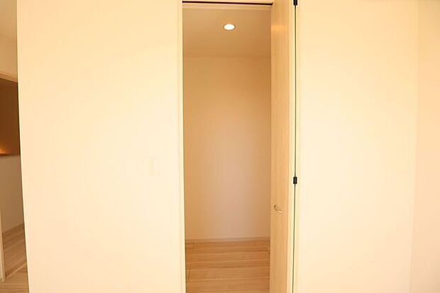 ◇ウォークインクローゼット◇ 同仕様季節物のお洋服などしっかり収納できます♪旅行鞄などかさばる収納もすっきり片付きますね♪