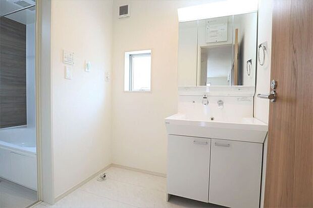 ◇洗面所◇ 同仕様シャワー付き洗面化粧台♪三面鏡付で朝の身支度もラクラクです♪