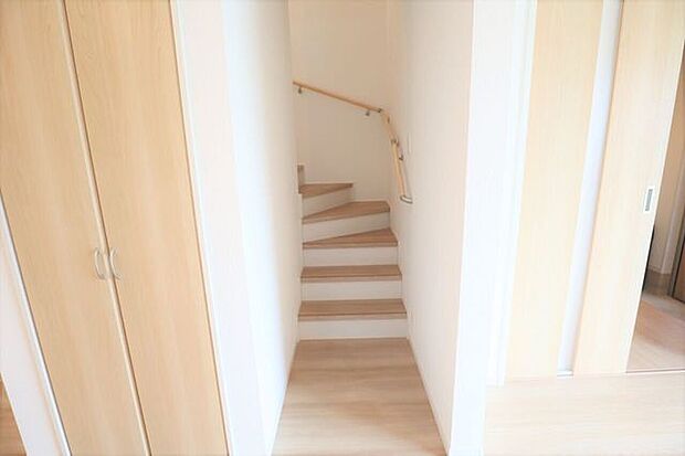 ◇階段◇ 同仕様手すり付きの階段♪段差を緩やかに設計していますので、小さなお子様やご年配の方にも安心です♪