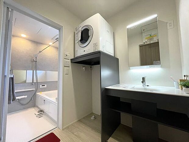 ◇洗面所◇　便利なカウンター付きでシックなデザイン♪嬉しい乾太くん付き！