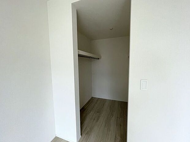 ◇ウォークインクローゼット◇　季節物のお洋服などしっかり収納できます♪旅行鞄などかさばる収納もすっきり片付きますね♪