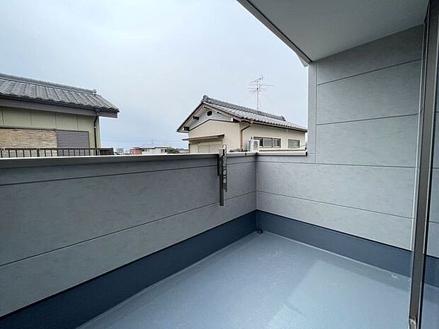 ◇バルコニー◇　南向きバルコニー♪陽当たりが良く洗濯物が良く乾きそうです♪便利な洗濯金物が付いています。