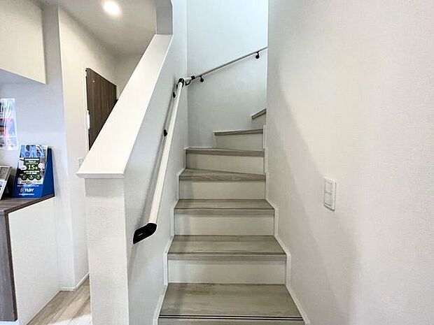 ◇階段◇　手すり付きの階段。段差を緩やかに設計していますので、小さなお子様やご年配の方にも安心です♪