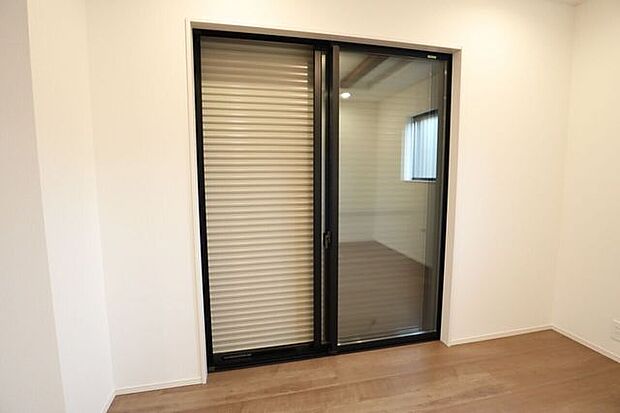 シャッター雨戸　同仕様開閉に力が要らないシャッターを採用しています♪外出時や旅行時の防犯、台風など雨風の強い日にも安心ですね♪