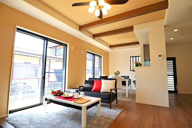 ◇リビング◇　同仕様南面を広く取ったリビングは日当たり良好です♪一家団欒の時間が増えそうですね♪