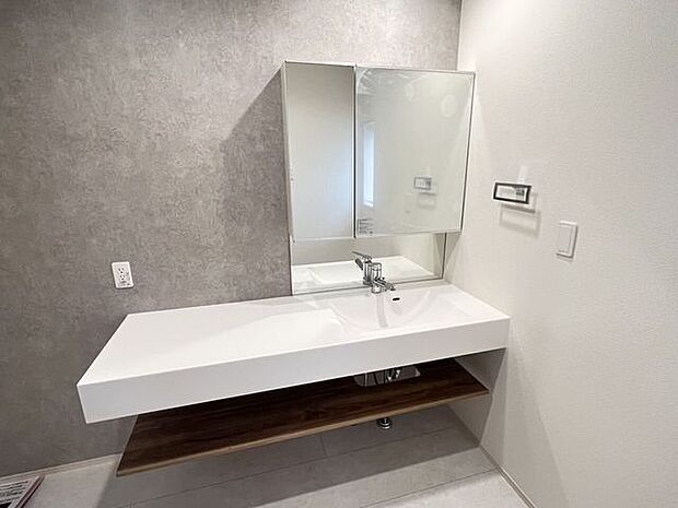 ◇洗面所◇ 同仕様見せる収納で自分好みにアレンジできるオープンサニタリーを採用しています♪