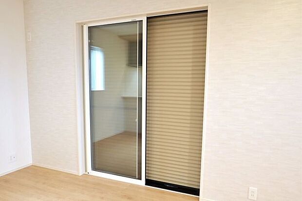 ○シャッター雨戸○ 同仕様開閉に力が要らないシャッターを採用しています♪外出時や旅行時の防犯、台風など雨風の強い日にも安心ですね♪