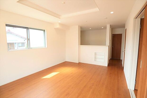 ◇リビング◇　同仕様南面を広く取ったリビングは日当たり良好です♪一家団欒の時間が増えそうですね♪