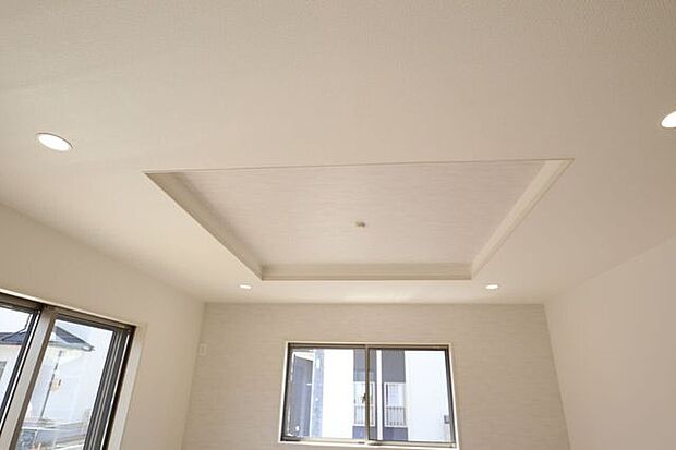 ◇リビング◇　同仕様奥行きと開放感を演出する折り上げ天井♪