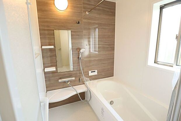 ◇浴室◇　同仕様一坪サイズの浴室で足が伸ばせて快適です♪浴室暖房乾燥機付で、雨の日でも洗濯物が乾かせます♪