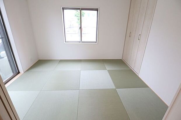 ◇和室◇　同仕様リビング横の便利な和室です。収納としてもお使いいただけます。そのまま横になることができますので、小さなお子様がいるご家庭や、ゆったりしたいときにも重宝しそうですね♪