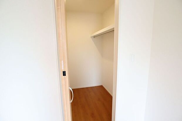 ◇ウォークインクローゼット◇　同仕様季節物のお洋服などしっかり収納できます♪旅行鞄などかさばる収納もすっきり片付きますね♪