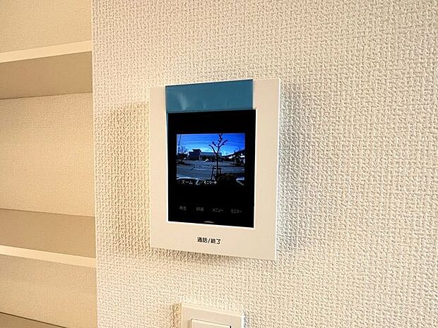 ○カラーモニター付インターホン○不在時の訪問は自動で録画されます。訪問者の顔が確認できるのでお子様の留守番にも安心です♪